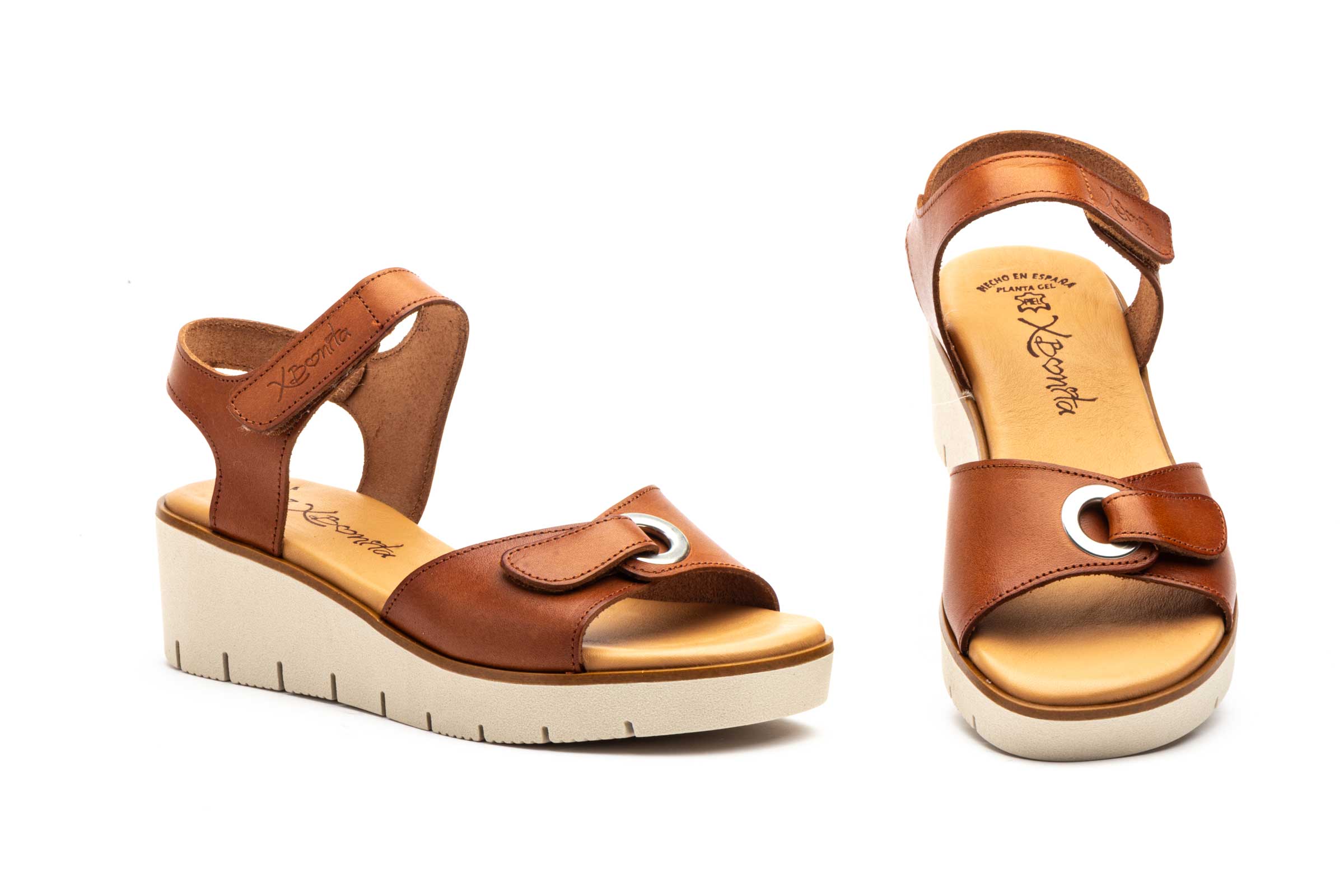SANDALIA PARA SEÑORA EN PIEL DE COLOR CUERO CUÑA CORRIDA BAJA CON PLANTA DE GEL-FABRICADO EN ESPAÑA